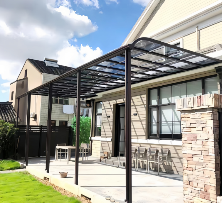 為什么越來越多的人，放棄使用陽光板雨棚，改用耐力板雨棚了？